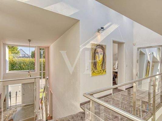 Blick von der Galerie auf den Eingang