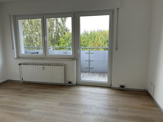 Wohnraum mit Blick auf Balkon