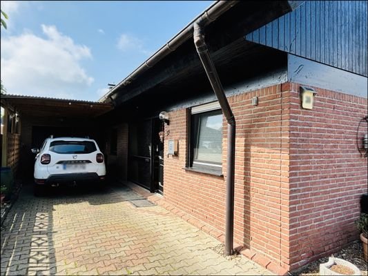 Einfahrt zum vorgelagerten Carport und dahinter liegenden Garage