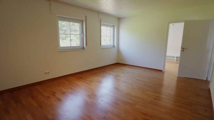 Elternschlafzimmer mit Blick zur Ankleide