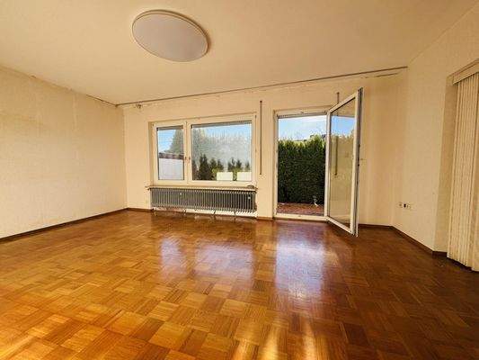 Wohnzimmer mit Ausgang in den Garten