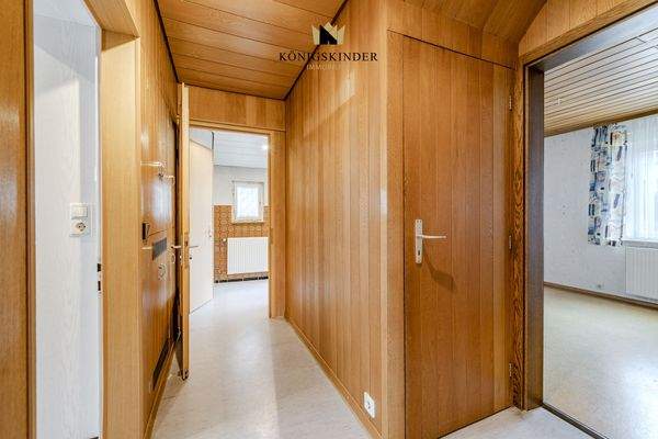 Holzgetäfelte Garderobe