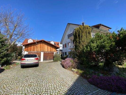 Garage + Stellplatz links für OG