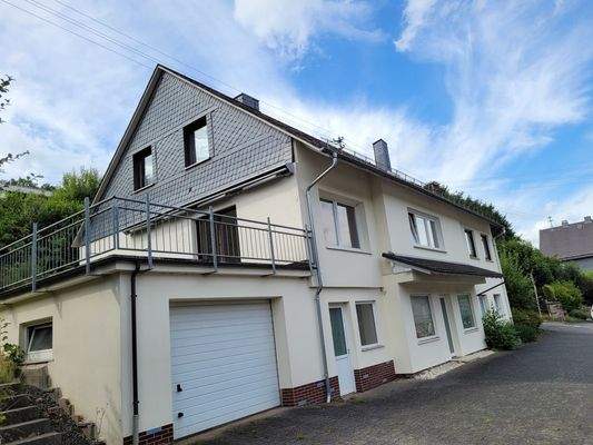 Seitenansicht mit Garage