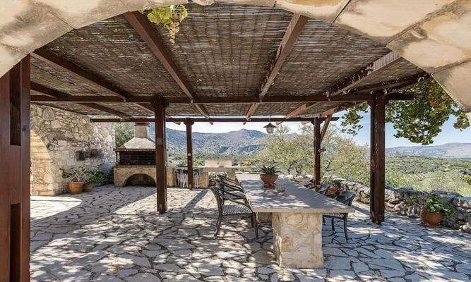 Kreta, Kournas: Luxuriöse Steinvilla mit Meer- und Bergblick