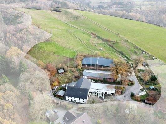 Hofanlage samt angrenzenden Flächen - Westansicht