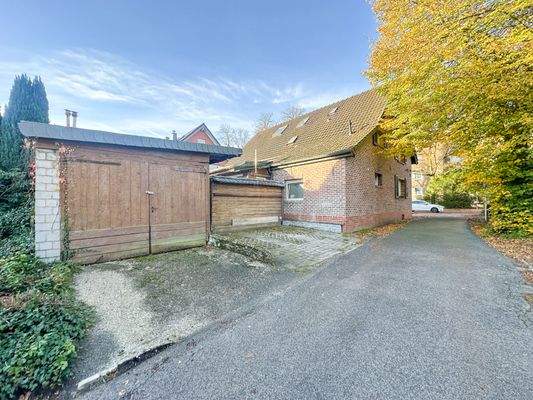 Rückansicht mit Stellplätzen