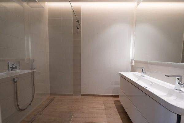 Dusche mit Doppelwaschbecken