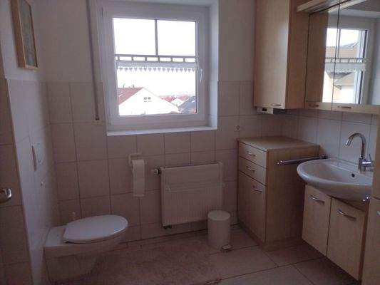 Toilette mit Waschplatz im OG