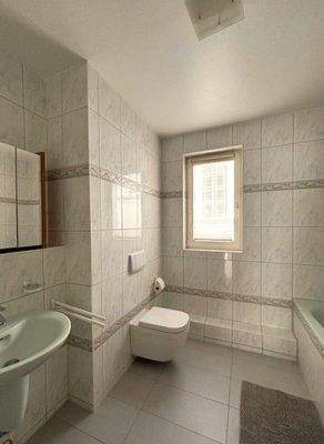 Bad mit Badewanne und Dusche