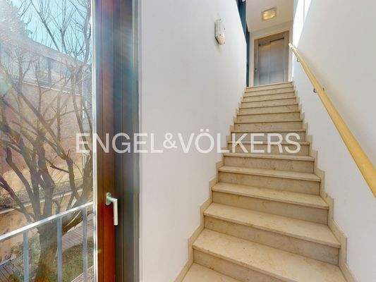 Treppenaufgang zu dem oberen Geschoss der Maisonette-Wohnung