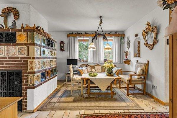 Esszimmer mit Kachelofen