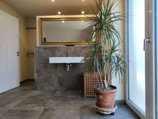 36) Bad OG-Trennwand zur Dusche.jpg