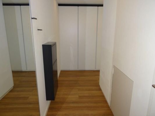 Flur mit weiteren Einbauschränken