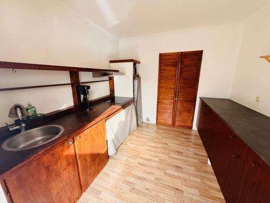 14 Küche mit Einbauküche