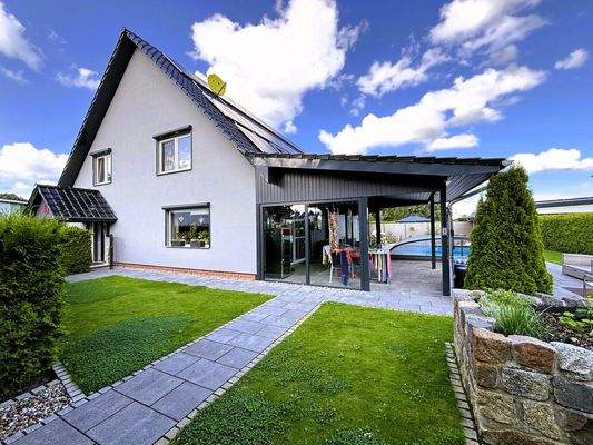 Giebelseite mit Terrasse