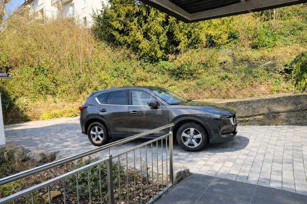 Kurzer Weg von der Haustür zum Auto