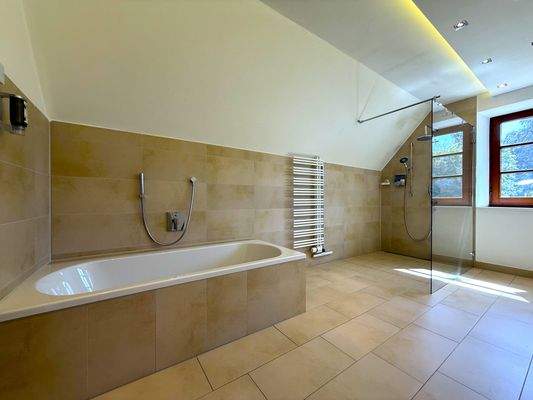 Elternbad mit Regendusche, Wanne,