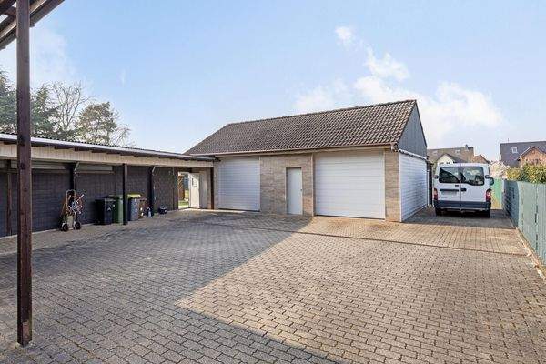 Doppelgarage im Hof