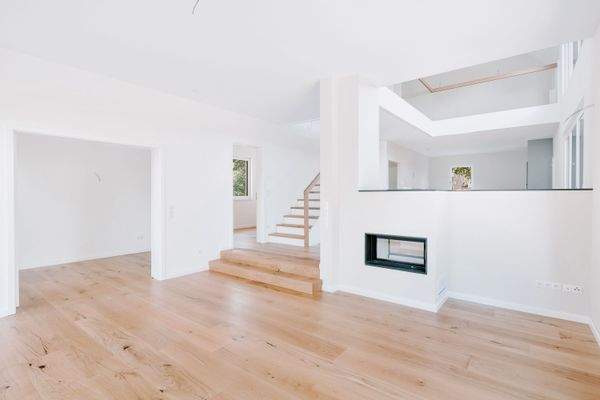 Offener Wohnbereich mit Tunnelkamin