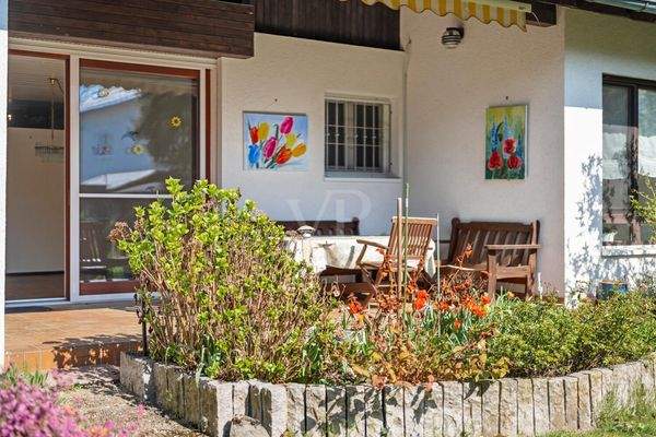 Blick vom Garten auf die überdachte Terrasse