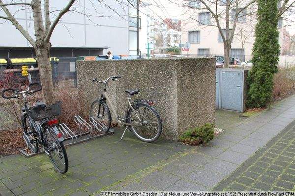 Fahrradstellplätze und Mülltonnen