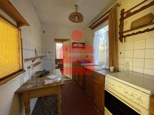 Küche mit Zugang zum Badezimmer