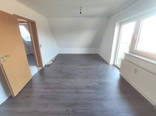 Whg. 2: Wohn- /Esszimmer mit Zugang zum Balkon Bild 2