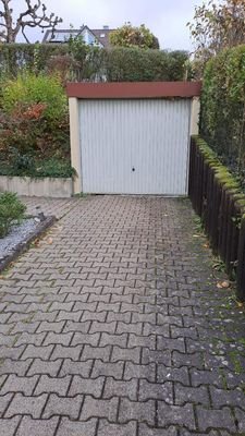 Die Einzelgarage befindet sich gleich beim Haus