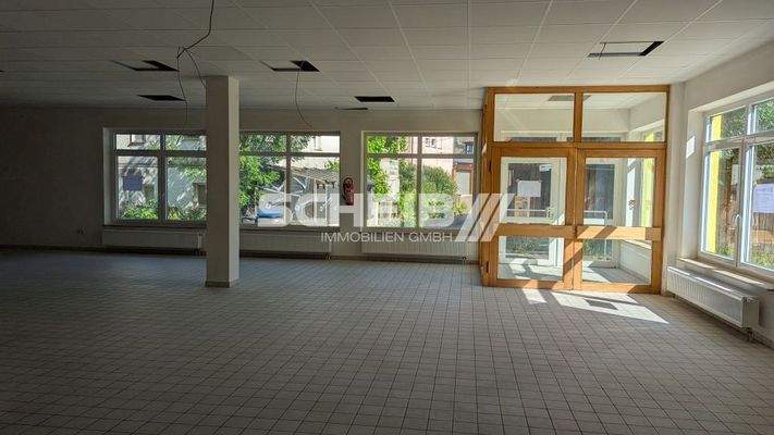 Fronteingang mit Schaufenstern