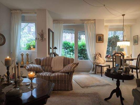 Wohnzimmer mit großer Fensterfront