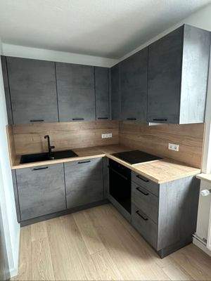 Moderne Küche mit Einbauküche