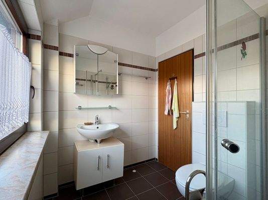 Bad mit Dusche im Obergeschoss
