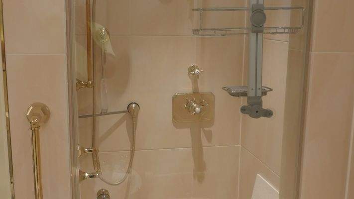 Badezimmer mit Dusche und Badewanne