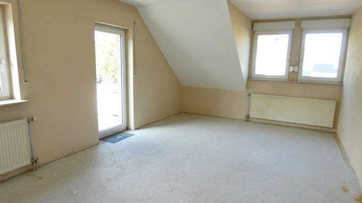 DG: Wohn-/Esszimmer mit Balkon