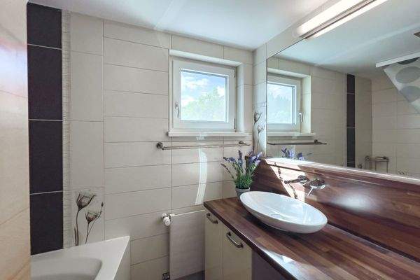 Bad mit Badewanne