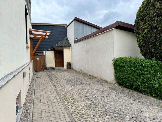 Gepflegte Einfahrt bietet Parkmöglichkeiten