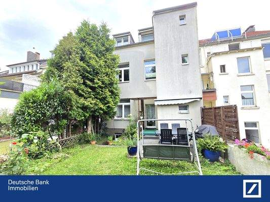 Rückansicht mit idyllischem Gartenbereich