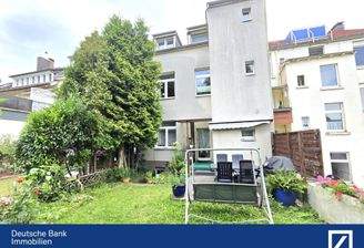 Rückansicht mit idyllischem Gartenbereich