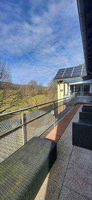 Großer Balkon mit schönem Blick in die Natur 