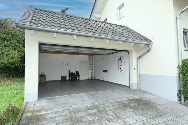 Doppelgarage mit Zugang zum Garten