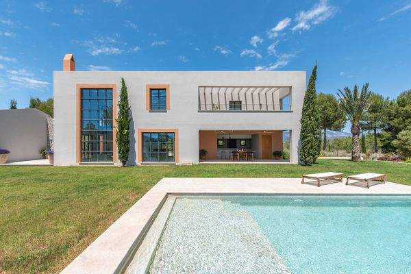 Offene Architektur mit direktem Zugang zum BBQ-Bereich und zur weitläufigen Gartenanlage