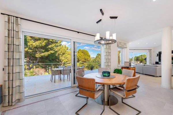 Heller Essbereich mit direktem Blick in den Garten.