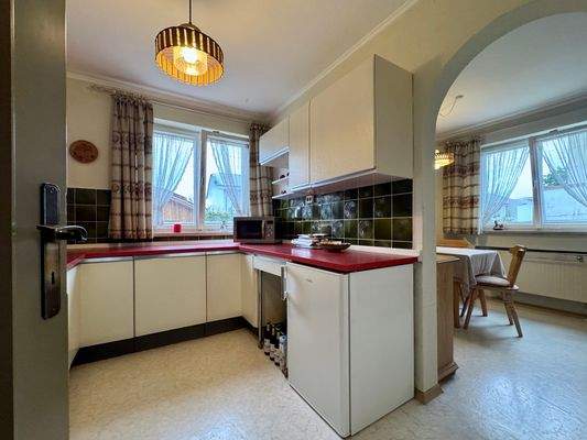 Küche mit Zugang zum Esszimmer im EG