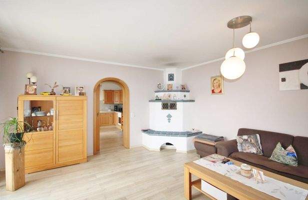 großzügiges Wohnzimmer (EG)