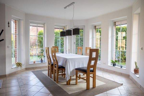 lichtdurchflutetes Wohnzimmer