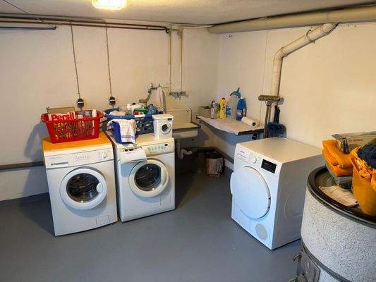 Großzügige Waschküche im Keller