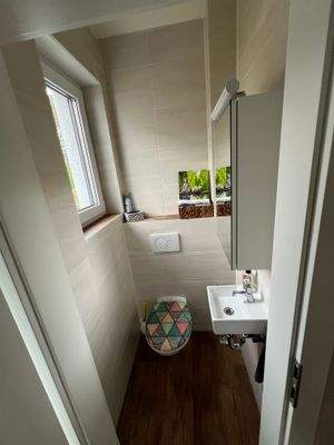 EG: Gäste-WC mit Fenster unmittelbar neben der Haustüre