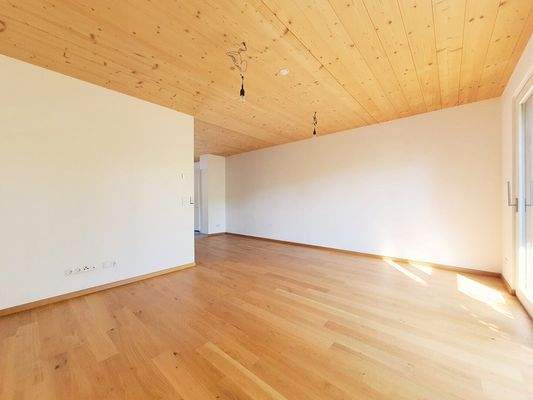 helle geräumiges Wohnzimmer