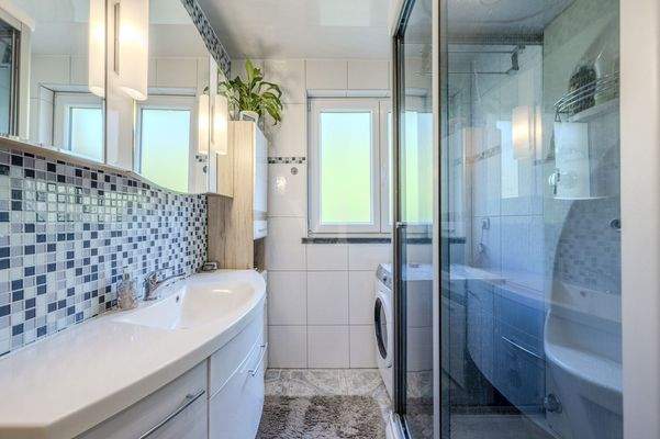 Badezimmer mit Welnessdusche und Waschmaschinenanschluss